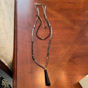 Triple chain necklace in onyx and shiny stones. Super elegant!!! Like new!